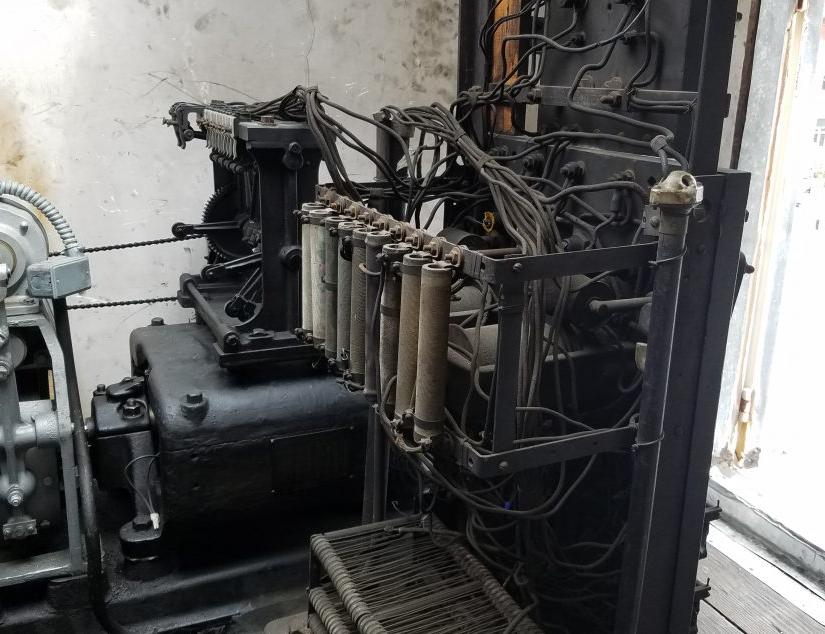 升级前的旧直流电梯控制器背面