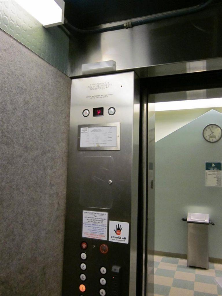 随着时间的推移，新电梯会磨损和厌倦